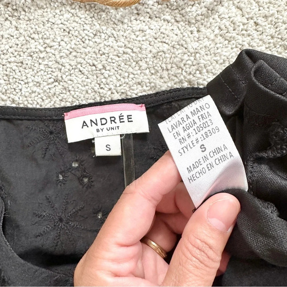 Andree By Unit Eyelet Flutter Sleeveless Floral Blouse Top Black Size S - Picture 7 of 10